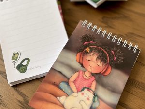 دفترچه یادداشت خط داری سیمی سایز a6 با طرح دخترانه فرفری هدفون دار