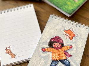 دفترچه یادداشت خط داری سیمی سایز a6 با طرح فرفری و پیشی روی برف