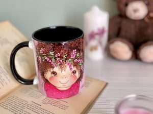 ماگ سرامیکی با چاپ طرح اختصاصی داخل مشکی طرح روی ماگ فرفری با گل روی مو