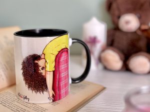 ماگ سرامیکی با چاپ طرح اختصاصی داخل مشکی طرح روی ماگ فرفری روی دسته مبل ولو شده
