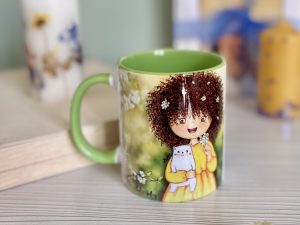 ماگ سرامیکی با چاپ طرح اختصاصی سبز طرح روی ماگ فرفری با شکوفه های بهاری