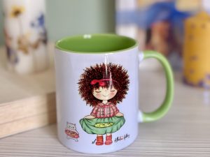 ماگ سرامیکی با چاپ طرح اختصاصی سبز طرح روی ماگ فرفری و پیشی سیب چیدن ریختن تو دامنشون