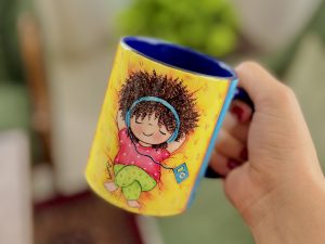ماگ سرامیکی با چاپ طرح اختصاصی سرمه ای طرح روی ماگ فرفری موزیک گوش میده