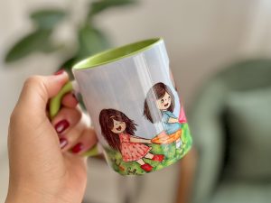 ماگ سرامیکی با چاپ طرح اختصاصی سبز طرح روی ماگ فرفری با دوستاش و پیشی قطار بازی می کنن
