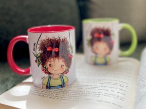 ماگ سرامیکی با چاپ طرح اختصاصی سبز و قرمز طرح روی ماگ فرفری زیر درخت آلبالو