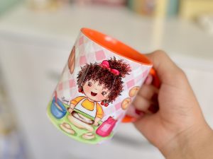 ماگ سرامیکی با چاپ طرح اختصاصی نارنجی طرح روی ماگ فرفری قنادی میکنه