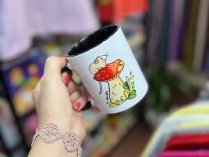 ماگ سرامیکی مشکی با طرح اختصاصی قارچ و موش