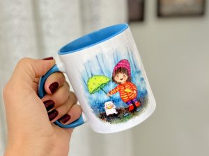 ماگ سرامیکی با چاپ طرح اختصاصی آبی طرح روی ماگ فرفری و پیشی زیر بارون با چتر