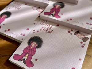 کاغذ یادداشت 100 برگ با طرح اختصاصی فرفری با لباس گشاد و عینک