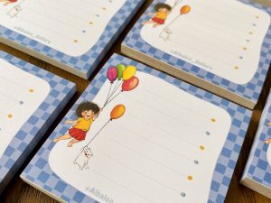 کاغذ یادداشت 100 برگ با طرح اختصاصی فرفری و گربه با بادکنک