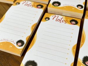 کاغذ یادداشت 100 برگ با طرح اختصاصی فرفری خوشحال