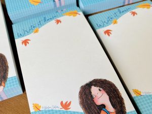 کاغذ یادداشت 100 برگ با طرح اختصاصی دختر مو فرفری مو بلند طرح پاییزی