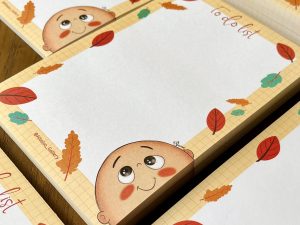 کاغذ یادداشت 100 برگ با طرح اختصاصی نی نی کچل و برگ های پاییزی