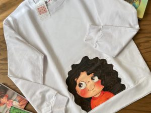 پلیور دورس طرح اختصاصی آلبالو گالری رنگ سفید با چاپ طرح دختر با مو مجعد