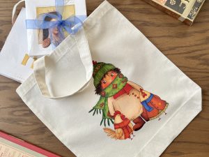 ساک پارچه ای جنس متقال دسته دار با طرح اختصاصی فرفری و مرغ با لباس زمستونی و کلاه و شالگردن