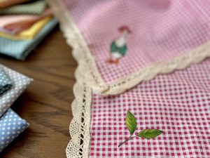 دستمال پارچه ای چهارخونه آبی تیره گیپوردوزی شده طرح برگ