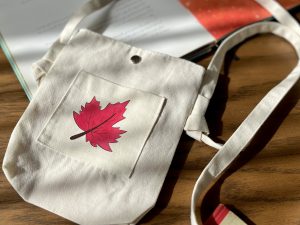 کیف موبایل جنس متقال با طرح اختصاصی برگ چنار قرمز
