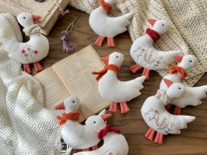 عروسک پارچه ای اردک ساده و گلدوزی شده