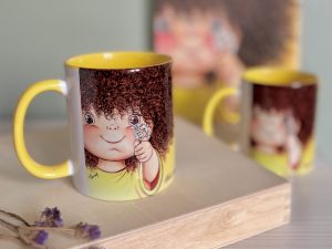 ماگ سرامیکی با چاپ طرح اختصاصی زرد طرح روی ماگ فرفری گل زرد میده